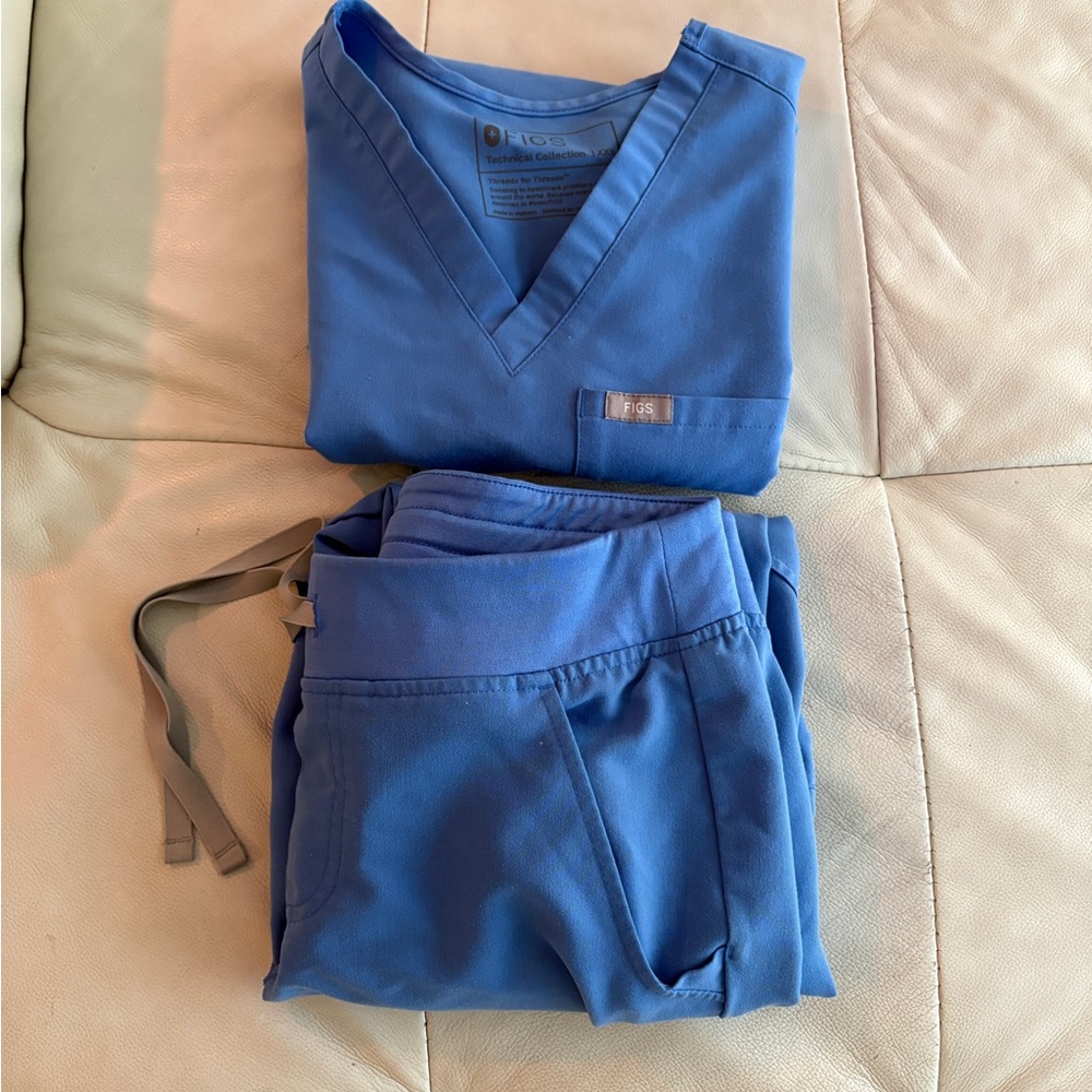 Figs Women's Ceil Blue Scrub Top and Joggers